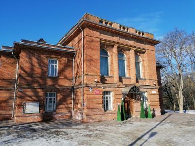 Здание бывш. Народного дома (ныне – районный дом культуры), сооруженного в 1912–1914 годах по всероссийской подписке в честь 100–летия со дня рождения В.Г. Белинского. 26 января 1918 года здесь провозглашено установление в Чембарском уезде Советской власт