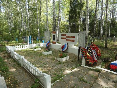 Братская могила советских воинов