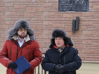 Дни Вилюйского улуса в Мирном начались с возложения цветов к памятной доске экскаваторщику