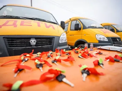 Айсен Николаев передал школам и колледжам Якутии ключи от 27 новых автобусов