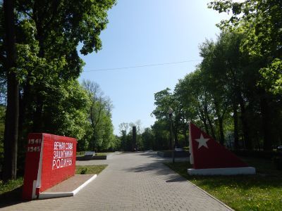 Воинское кладбище 3700 солдат и офицеров Советской Армии, погибших при освобождении Смоленска от немецко-фашистских захватчиков в 1943 г. Установлены две скульптуры