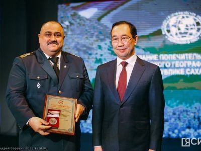 Глава Якутии вручил награды членам Русского географического общества