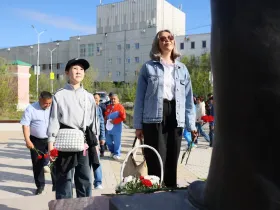 В Якутске возложили цветы к памятнику Илье Винокурову в рамках Спартакиады трудовых коллективов