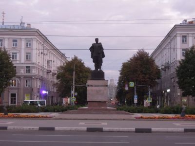 Памятник И.Д. Черняховскому,  ск. Н.В. Томский; открыт в Вильнюсе в 1950 г., перенесен в Воронеж в 1991-93  гг.