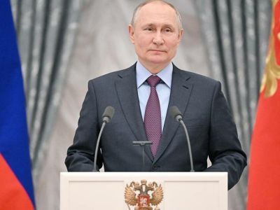 Путин поздравил россиян с Днем защитника Отечества