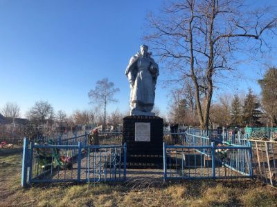 Братская могила воинов Советской Армии, погибших в феврале 1943 года. Захоронено 37 человек, установлено фамилий на 13 человек. Скульптура установлена в 1968 году