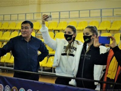 Известные гимнастки Аверины познакомились с якутским мас-рестлингом