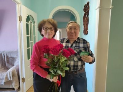 Почетных граждан Мирнинского района поздравили на дому