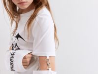 Белый укороченный лонгслив оверсайз со съёмными рукавами и принтом Глория Джинс