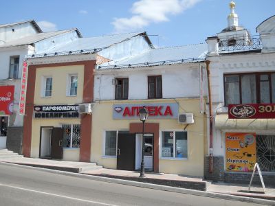 Торговые ряды, жилой дом