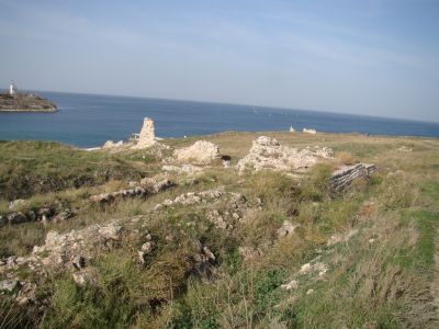 Северо-западный участок оборонительной стены (1-я и 4-я куртины с башнями I-IV, ров и протейхизма)