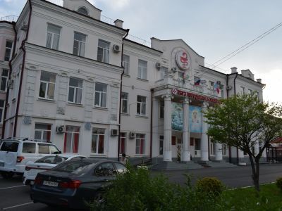 Первая городская больница, в которой работали хирург, первый главный врач больницы Л.B. Карташев и врач-окулист, основатель глазного отделения С.С. Савельев