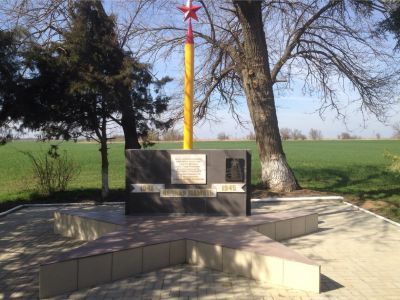 Братская могила военнопленных и колхозников, сожженных фашистскими оккупантами