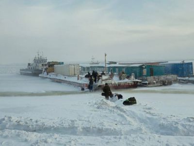 В Якутии эвакуировали экипаж с застрявших во льдах судов