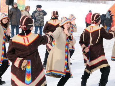 На лед водохранилища вышли охотники
