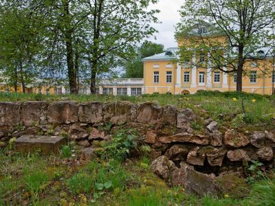 Пейзажный парк с остатками кирпичной ограды