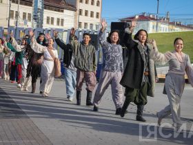 В Якутске на площади Республики открыли большой театральный сезон