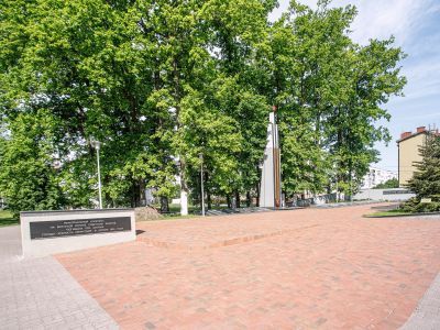 Мемориальный комплекс на братской могиле советских воинов, погибших при штурме города-крепости Кенигсберг в апреле 1945 года (арх. Ю.М. Флягин)