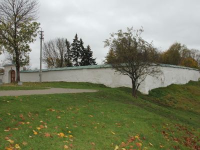 Ограда каменная с южными воротами