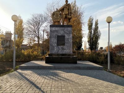 Братская могила участников гражданской войны и советских воинов, погибших в период Сталинградской битвы