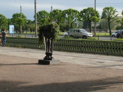 Треножники чугунные с вазой (четыре)