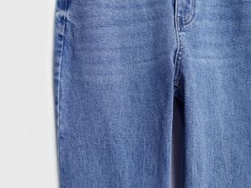 Прилегающие джинсы Mom, Голубой