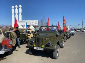 Колонна ретро-автомобилей проехала по улицам Якутска в честь 80-летия Победы