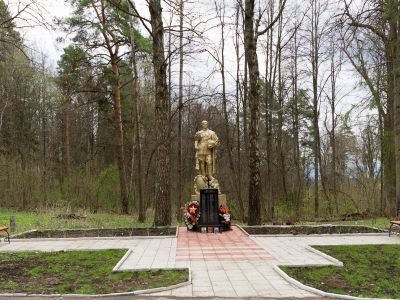 Братская могила советских воинов