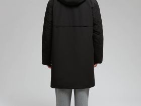 Утепленное пальто со съемным капюшоном