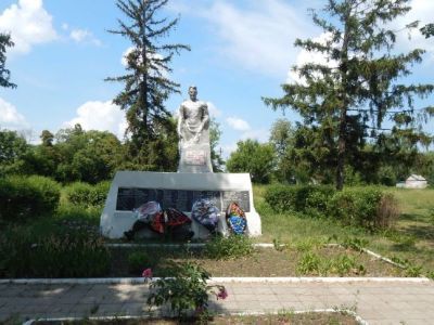 Братская могила воинов Советской Армии, погибших в период Великой Отечественной войны. Захоронено 211 человек, установлено фамилий на 63 человека. Скульптура установлена в 1963 году
