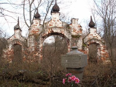 Восточные ворота в ограде