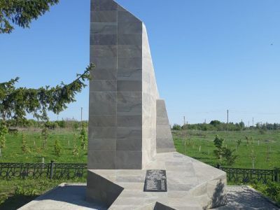 Братская могила советских воинов, погибших в боях с фашистскими захватчиками в 1943 году. Захоронено 6 человек, имена не установлены