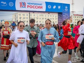 Сотни якутян в национальной одежде пробежали на марафоне Олонхо