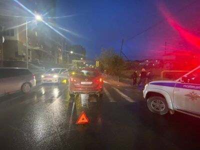 В Якутске автомобиль наехал на девочек