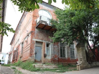 Дом жилой саратовских травников братьев Соколовых с оградой