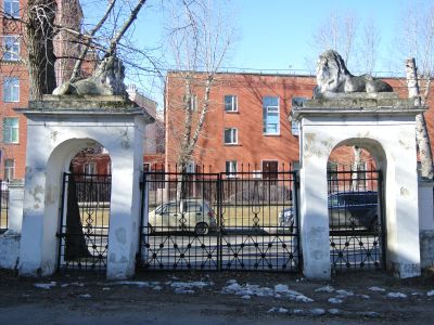 Ограда с воротами на втором дворе