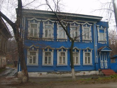 Административное здание с орнаментальной резьбой (бывшее купеческое)