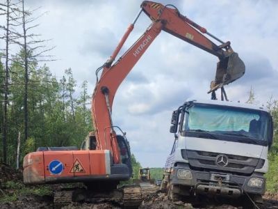 Дорожники вызволили грузовики, мешавшие проезду по автодороге «Амга»