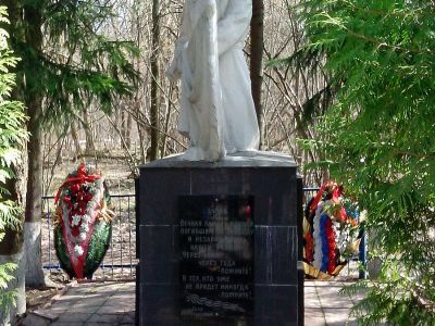 Братская могила советских воинов