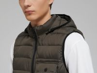 Утепленный жилет со съемным капюшоном