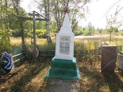 Братская могила жителей деревни, зверски казненных гитлеровцами в 1941 г. Деревня сожжена. Установлен обелиск