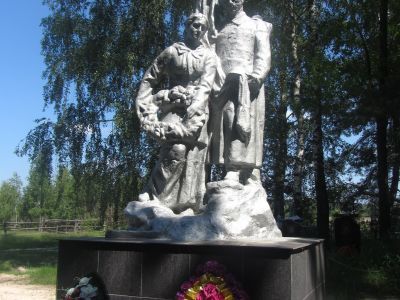 Братская могила 15 советских воинов, погибших в 1941 и 1943 гг. в боях с немецко-фашистскими захватчиками