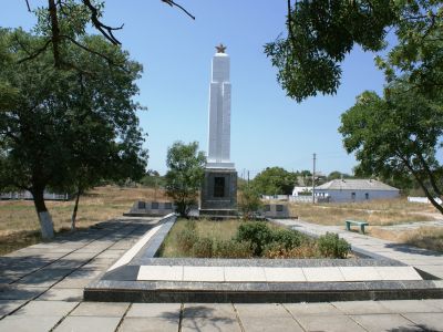 Братская могила советских воинов