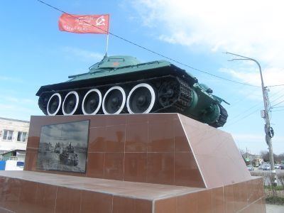 Танк Т-34, установленный в честь советских воинов, принимавших участие в освобождении Тамани от фашистских захватчиков