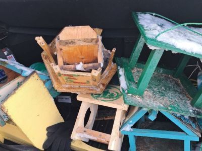 В городском парке вандалы сломали кормушки