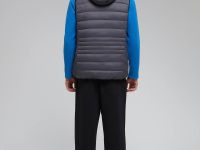 Утепленный жилет со съемным капюшоном