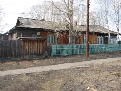 Двухэтажное деревянное здание 1904 года с типичным для «Модерна» декором окон наличников