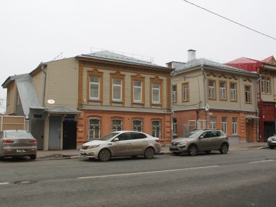 Усадьба купчихи Ивановой А.С.:- три дома полукаменных.