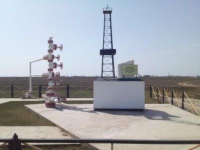 Памятник I-я скважина, давшая нефть в Нефтекумье