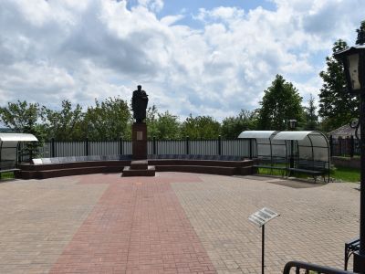 Братская могила советских воинов, погибших в боях с фашистскими захватчиками в 1943 году. Захоронено 169 человек, имена установлены. Скульптура советского воина